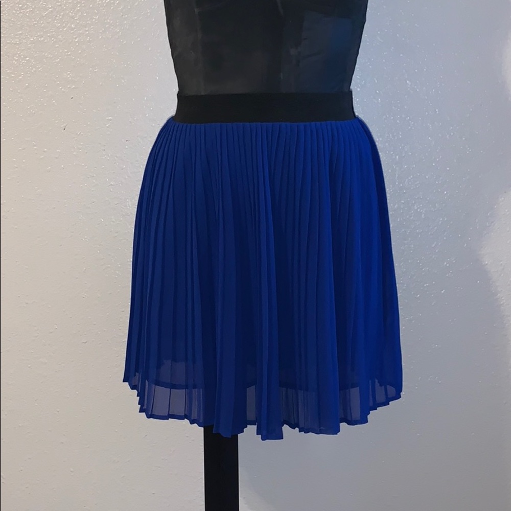 LONDON JEAN Flowy Pleated Skirt
